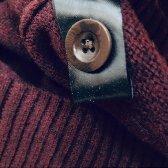 Simons Le 31 Men’s Small Lambswool Burgundy Pullover Sweater Button Accent NWT - Picture 8 of 11